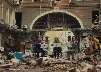 ОЗБРОЄНІ ПІСНЕЮ